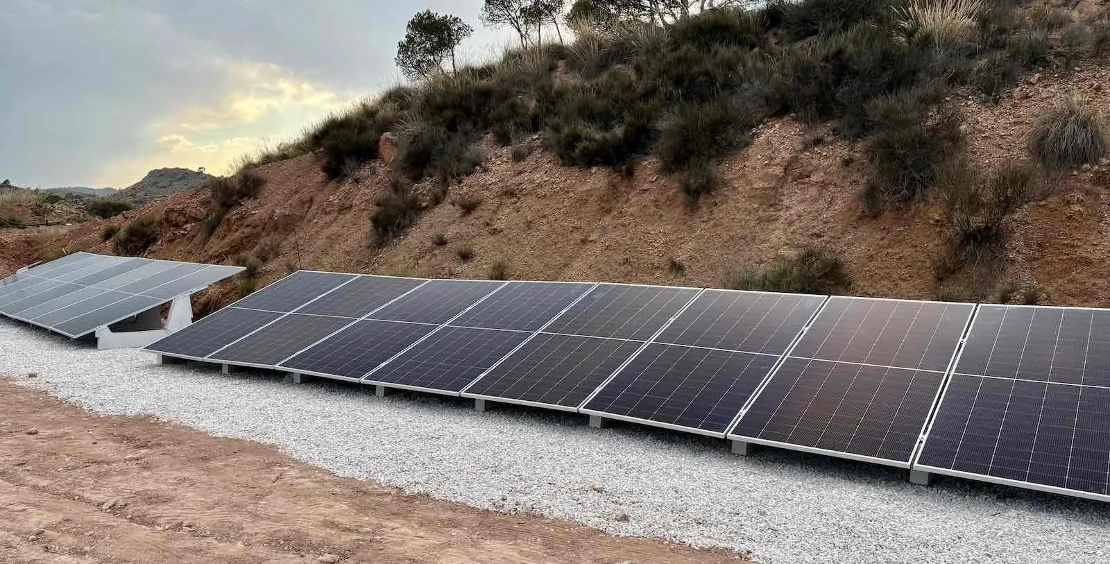 Zonnepanelen op het terrein van Alma del Monte